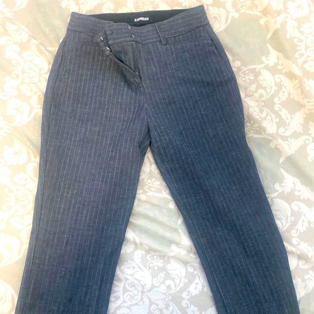 Grey and white dress pants with a double button zipper, 4 pockets